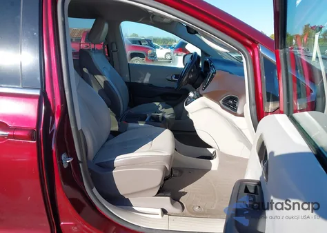 2017 Chrysler Pacifica Touring-L z USA, uszkodzony, nr VIN 2C4RC1BG6HR613742